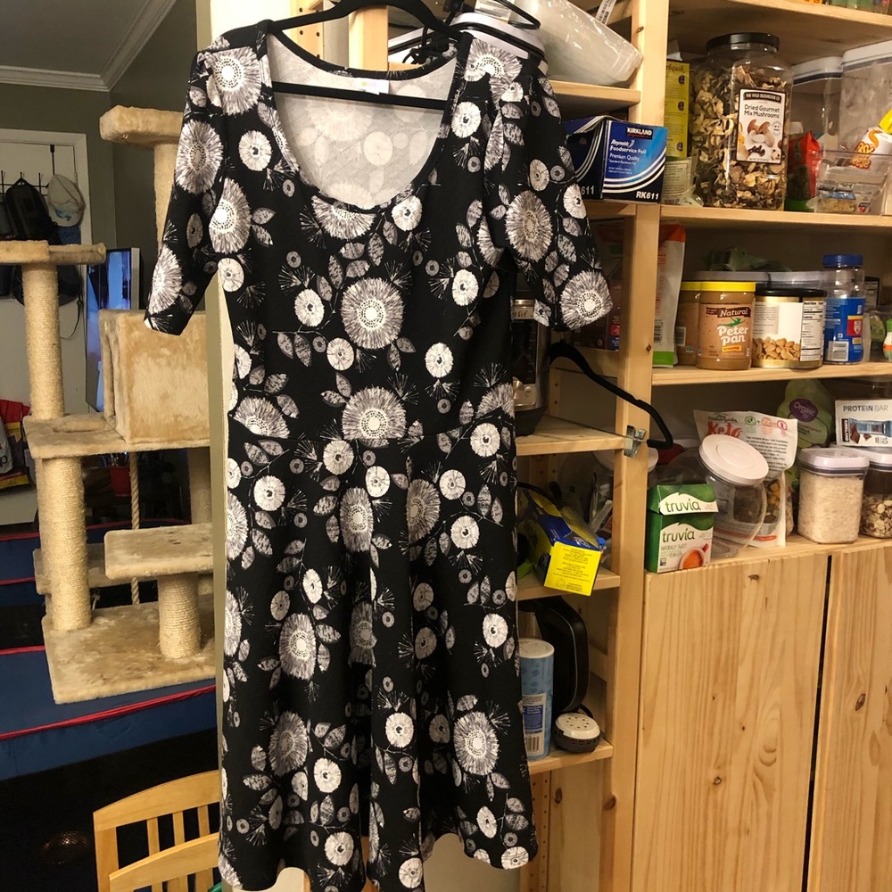EUC Black and white flower Lularoe Nicole